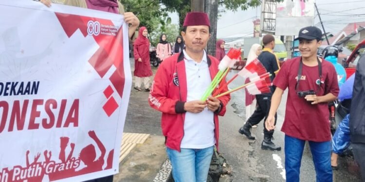DPW LDII Provinsi Maluku dan Senkom Mitra Polri Meriahkan HUT RI dengan Pembagian Bendera Merah Putih