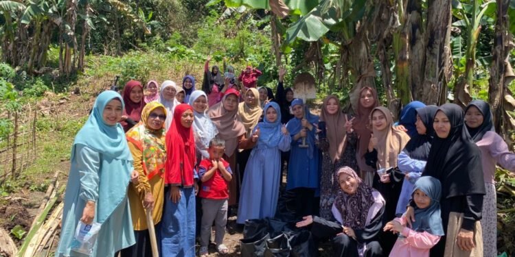 KEPUTRIAN DPD LDII KOTA AMBON MENGADAKAN KEGIATAN MENANAM SAYURAN