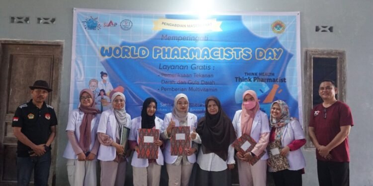 Ketua Biro Pemberdayaan Perempuan LDII Maluku Hadiahkan Piagam dan Sketsa Wajah untuk Tenaga Medis