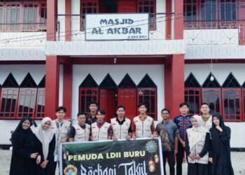 Jelang Berbuka, Pemuda LDII Buru Tebar Takjil Gratis di Jalan Iqra