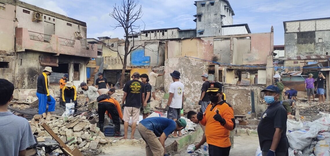 Dari Maluku hingga Jawa Tengah, Solidaritas LDII–Senkom dan Sedyo Utomo Bersihkan Puing Kebakaran Batu Merah