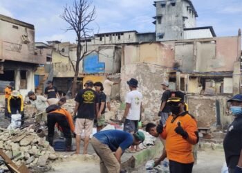 Dari Maluku hingga Jawa Tengah, Solidaritas LDII–Senkom dan Sedyo Utomo Bersihkan Puing Kebakaran Batu Merah