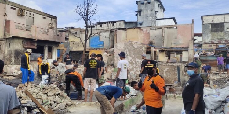 Dari Maluku hingga Jawa Tengah, Solidaritas LDII–Senkom dan Sedyo Utomo Bersihkan Puing Kebakaran Batu Merah