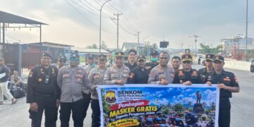Cegah Dampak Asap Karhutla, Senkom Maluku dan Senkom Kota Ambon Bagikan 2.000 Masker Gratis