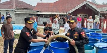 Senkom Bergerak, Air Bersih Mengalir untuk Warga Lorong Putri Batu Merah