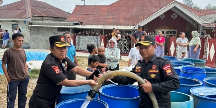 Senkom Bergerak, Air Bersih Mengalir untuk Warga Lorong Putri Batu Merah